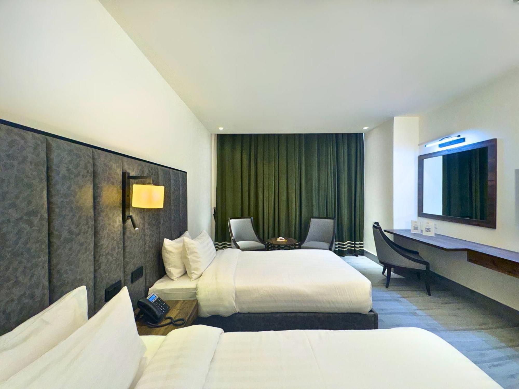 Hotel One Vogue Mall 35 ราวัลปินดี ภายนอก รูปภาพ